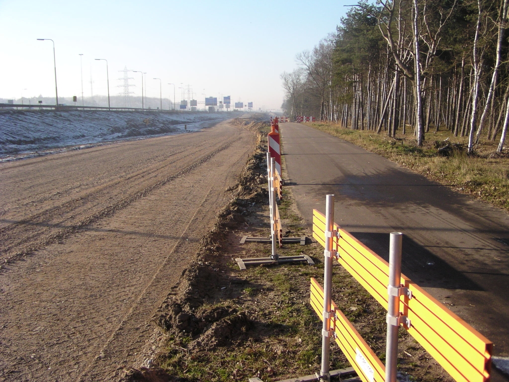 pc220008.jpg - Volgens de tracekaart moet hier een bermsloot komen, maar dat zou betekenen dat het Leenderfietspad, dat al verlegd werd, nogmaals verlegd zou moeten worden.