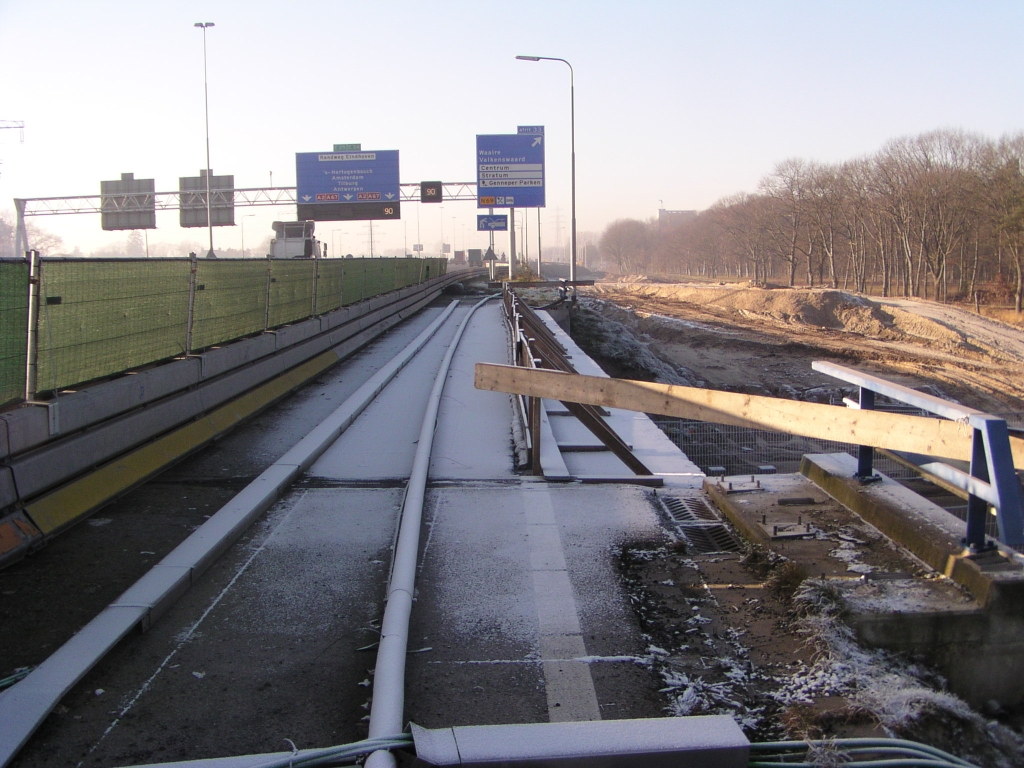 pc220009.jpg - Viaduct Roostenlaan. Zo te zien wordt dit viaduct niet vervangen maar verbreed, en is de rijbaan versmald om werkruimte te creeeren en voor tijdelijke kabelverleggingen.