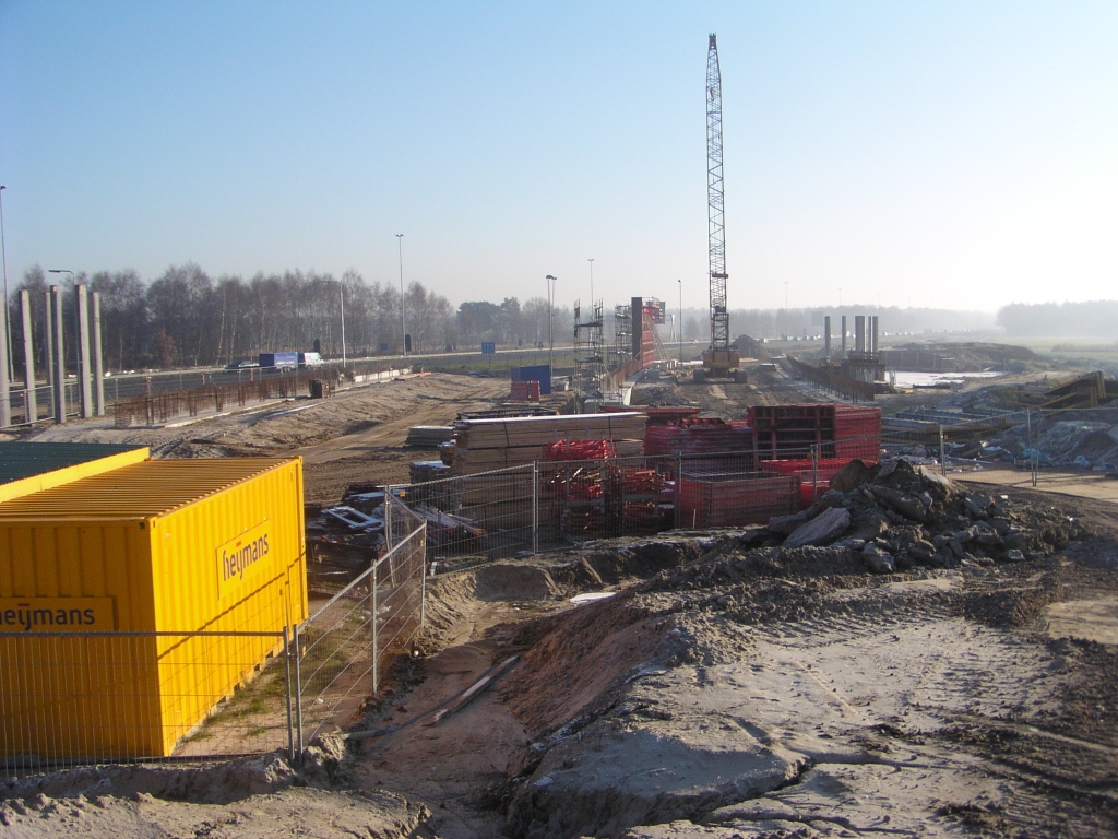 pc220011.jpg - Kp. Leenderheide, voortgang tunnel hoofdrijbaan richting Maastricht onder de parallelrijbaan vanaf de rotonde.