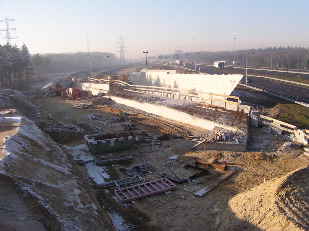 pc220017.jpg - Voortgang viaduct hoofdrijbaan richting Maastricht over de A67 richting Venlo en de parallelrijbaan.