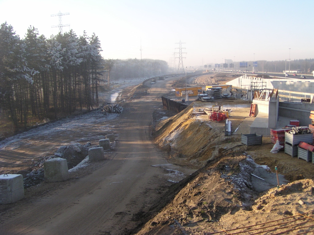 pc220018.jpg - Naast de parallelbaan (links) begint ook het zandlichaam voor de A67 TOTSO vormt te krijgen.