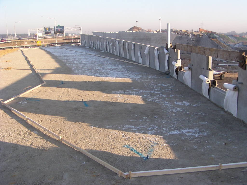 pc220019.jpg - Noordelijk landhoofd van het hoofdrijbaan viaduct in Kp. Leenderheide, waar de contouren van het betonwerk, gelijkend op dat aan de zuidzijde, met latjes zijn aangegeven.