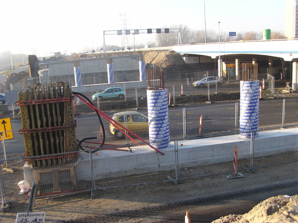 pc220027.jpg - Voortgang kruising N69/A67. Hetzelfde model pilaren als bij het viaduct prof. Holstlaan, maar hier steekt de fundering boven het maaiveld uit.