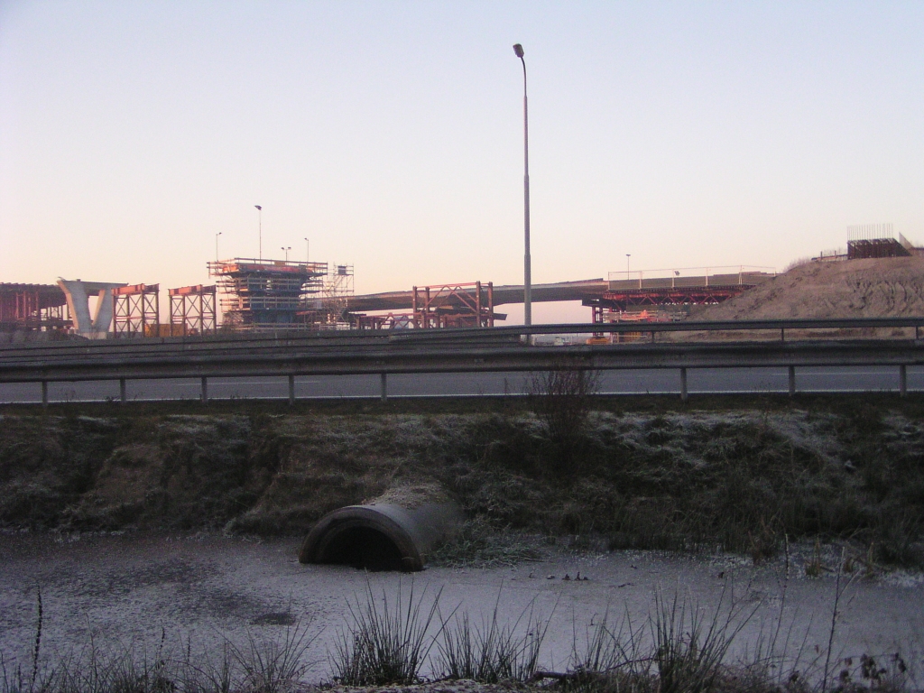 pc220037.jpg - Moeilijk toegankelijk terrein aan de zuidzijde van Kp.de Hogt. maar ja je moet wat als je de werkzaamheden hier wilt volgen. Rank A67 viaduct ontdaan van haar bekisting.