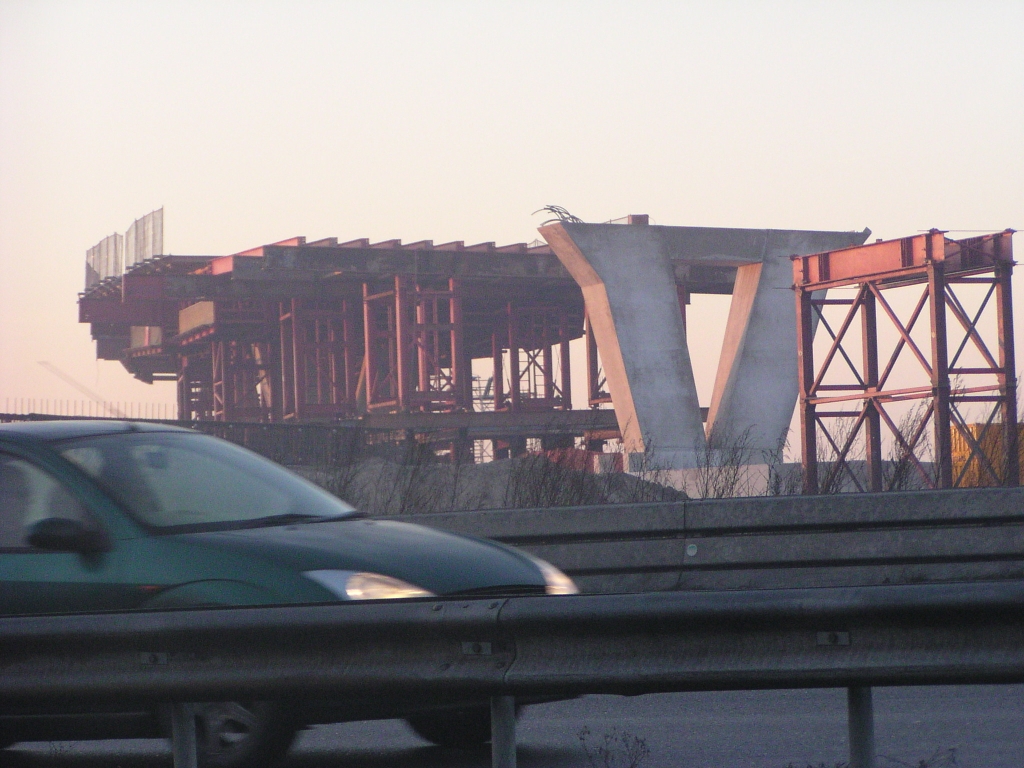 pc220039.jpg - De parallelbaan flyover is een stuk breder dan 2 rijstroken zonder vluchtstrook vereisen. Zie ook de brede witte strook in de tracekaarten. Het komt uiteraard goed uit als in de tijdelijke situatie al het verkeer hierover moet en de hoofdrijbaan wordt verbouwd.