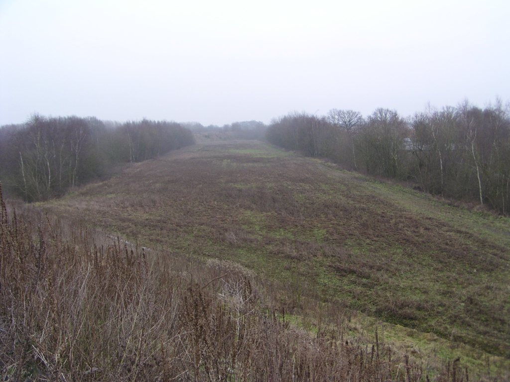 pc260006.jpg - Het oude A58 trace toen de Verlengde Kennedylaan nog niet bestond. Het ging toen met een vloeiende boog naar de Kennedylaan. Nu ligt het verscholen achter een massieve geluidswal.