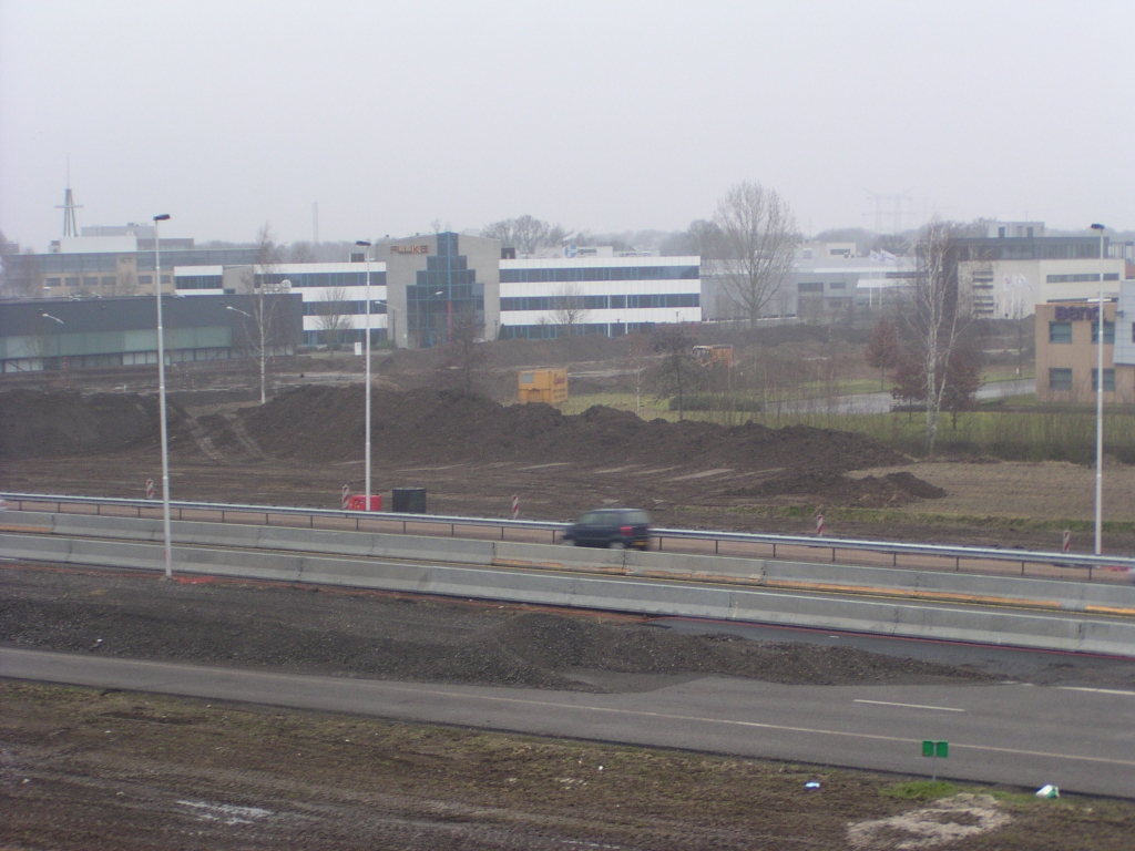 pc260008.jpg - Iets verder ingezoomd op de plek waar het noordelijk deel van de aansluiting Ekkersrijt moet komen.