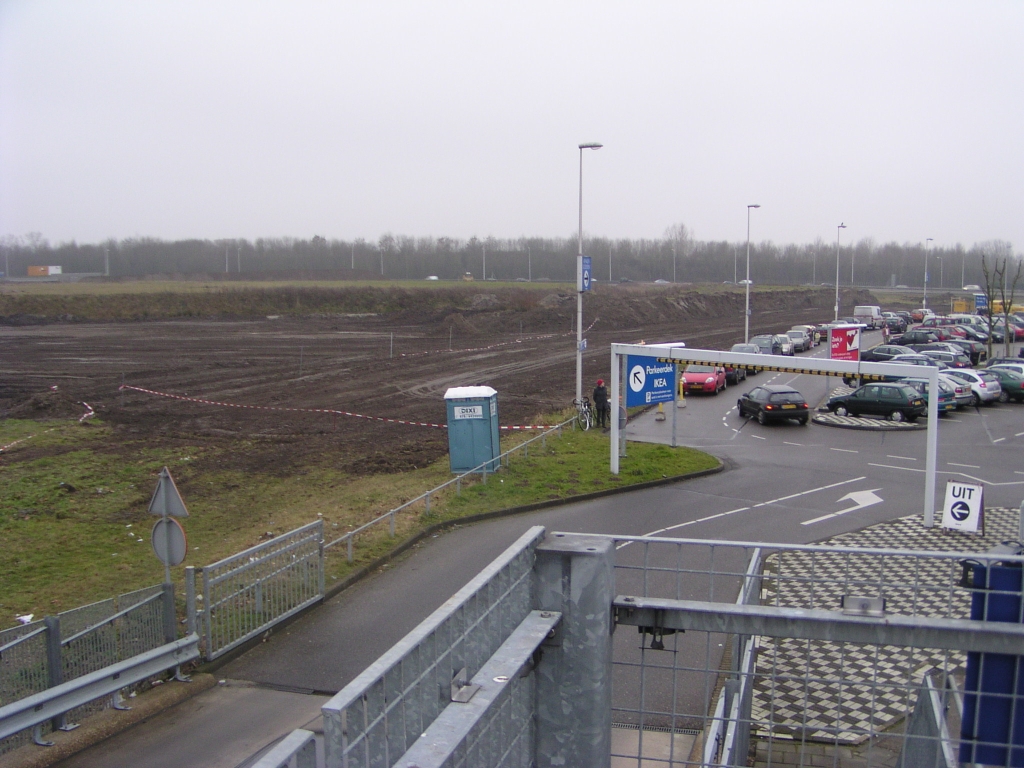 pc260013.jpg - Taludje van enige weken terug is al weer verdwenen en heeft plaats gemaakt voor een aardenbaan die zo te zien de uitvoeger naar de aansluiting Ekkersrijt wordt vanuit de richting Nijmegen.