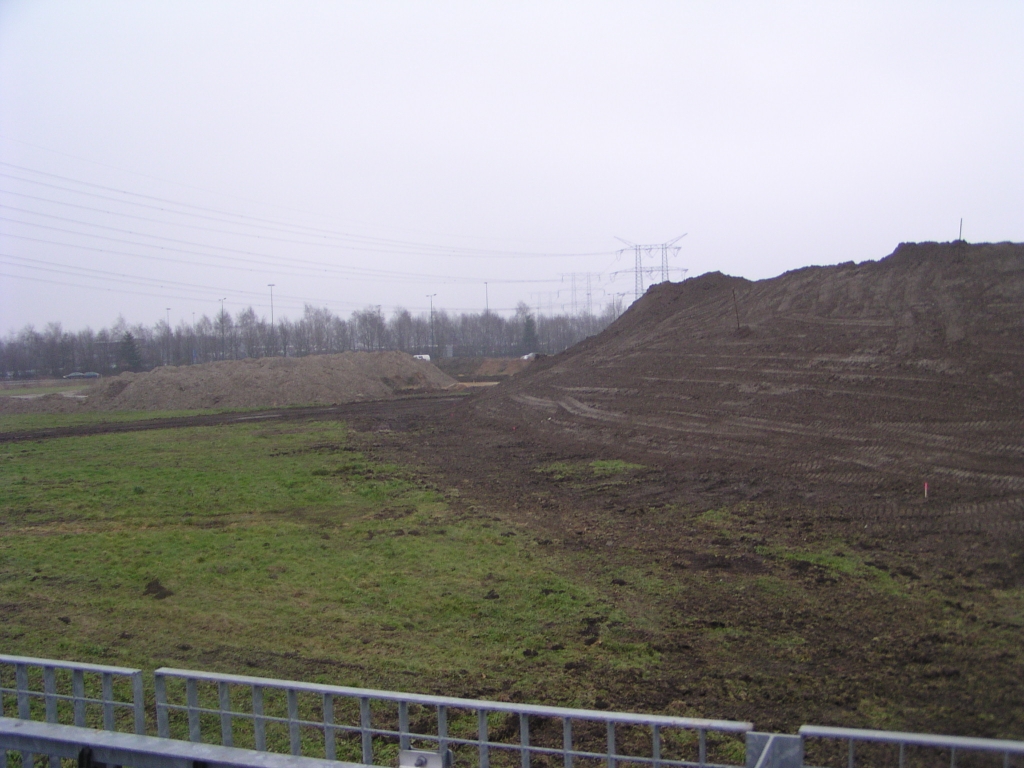 pc260015.jpg - Zandlichaam rechts moet niveau 2 bereiken om de op niveau 1 liggende A50/A58 hoofdrijbaan te kunnen oversteken, vanaf de Verlengde Kennedylaan in de richting A58 Tilburg.