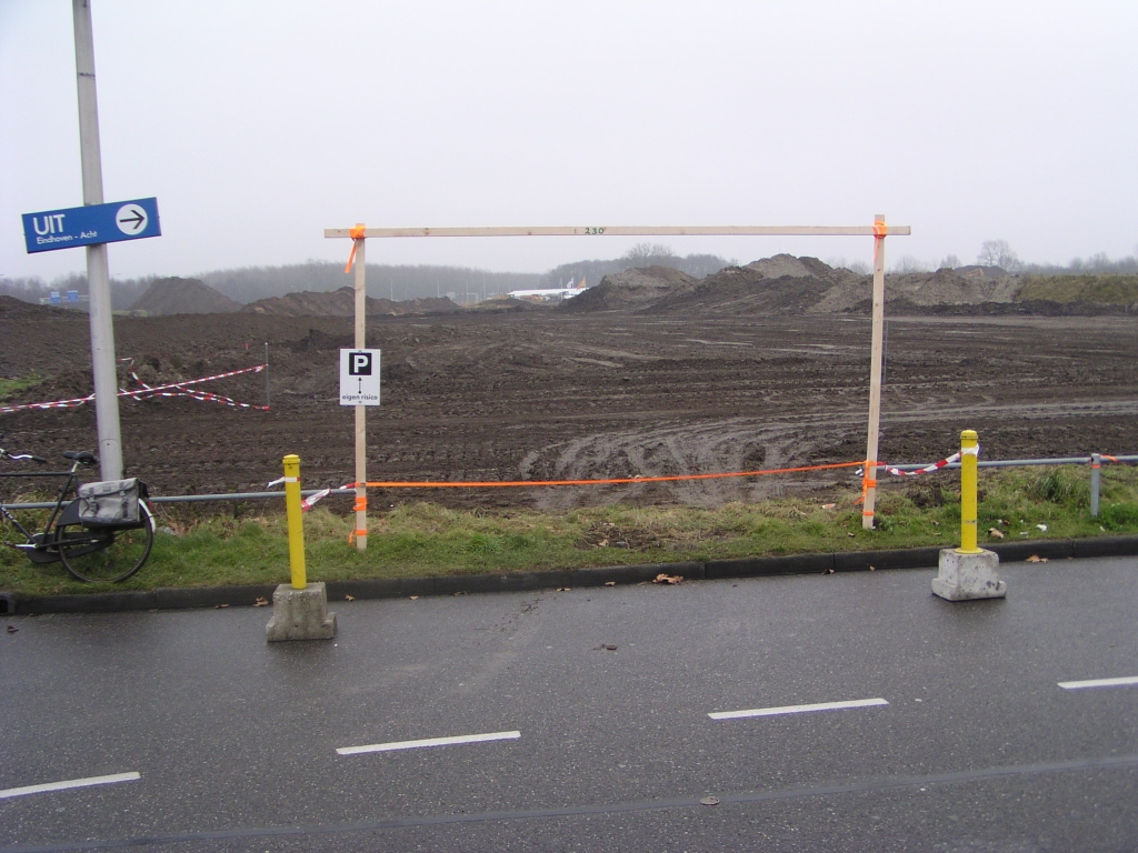 pc260016.jpg - Dit zal in de toekomst niet meer kunnen: het inrichten van een Ikea noodparkeerplaats op het projectgebied van het A50/A58 "knooppunt". Overigens was de drukte op tweede kerstdag 2007 niet van dien aard dat de noodparkeervoorziening opengesteld hoefde te worden.