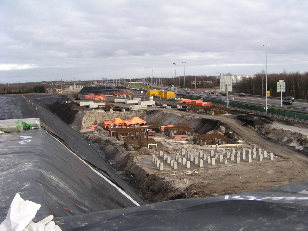 pc300004.jpg - Overzicht vanaf het A58 panaromapunt op het weefcomplex nabij kp. Ekkerswijer, dat we al zo vaak gezien hebben. De lijst van historie URL's moet er nog bij.