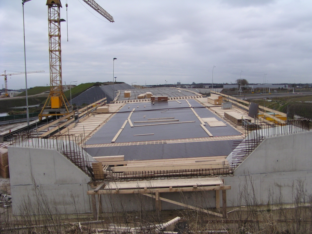 pc300006.jpg - Aan het begin van de flyover A58 Tilburg naar de richting Nijmegen in het kp. Batadorp hebben de timmerlieden inmiddels de eerste stroken betonplex op hun plaats gezet.