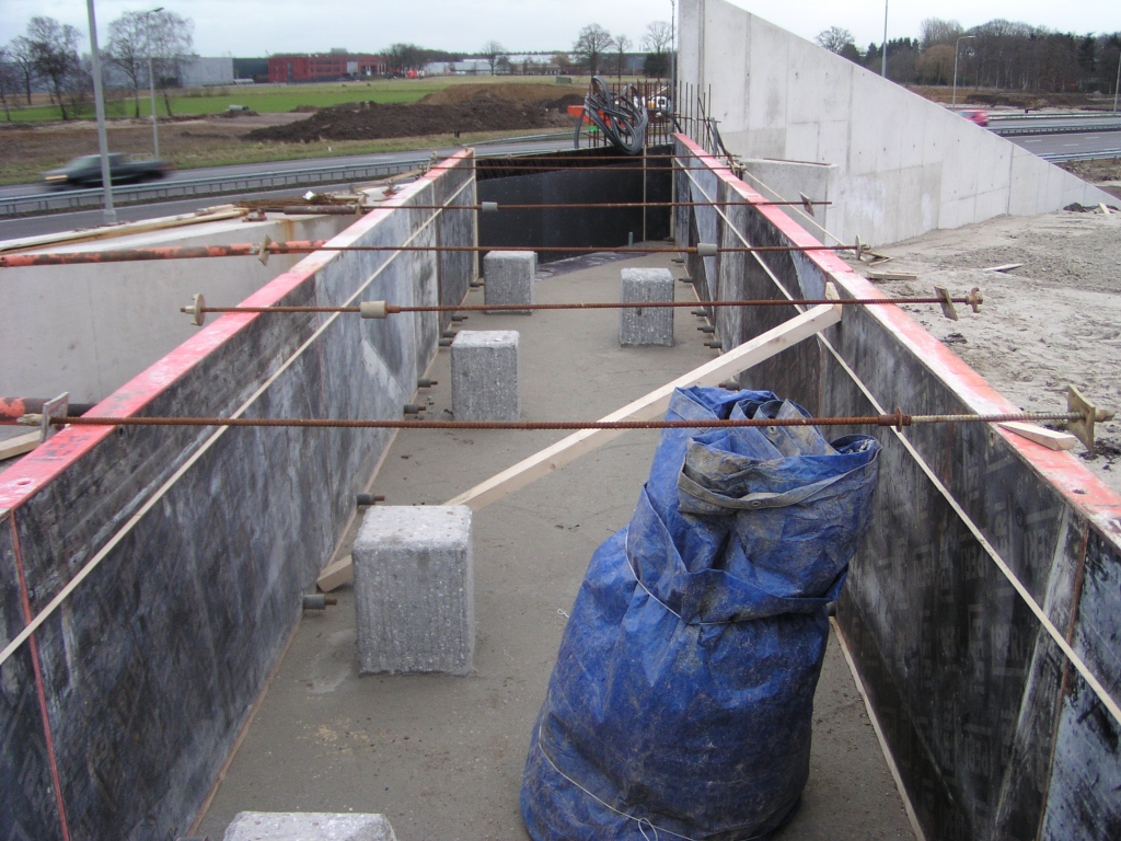 pc300009.jpg - Bovenaan het tunneltje, waar de parallelbaan vanuit de richting Amsterdam moet komen, is de betonbekisting al aangebracht terwijl de betonvlechters kennelijk al met vakantie waren.