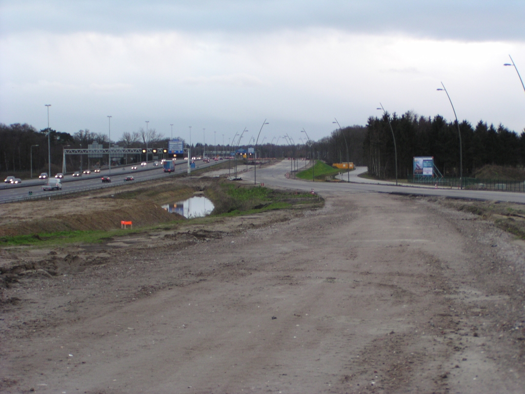 pc300010.jpg - Toekomstig uitzicht dat de automobilist vanuit de richting Amsterdam en bestemming Eindhoven heeft na het passeren van kp. Batadorp. Hoe breed het gaat worden kan met goed zien op het punt waar de parallelbaan (rechts) is gestegen tot het viaduct Mispelhoef. Vijftien rijstroken gaan daar de Oirschotse dijk over.