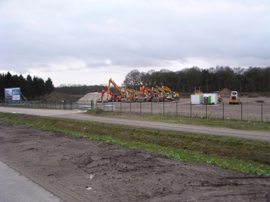 pc300011.jpg - In het gemeentelijk gronddepot "Nieuwe Achtse Heide" is een peloton graafwerktuigen in feestelijke eindejaarsformatie geparkeerd.