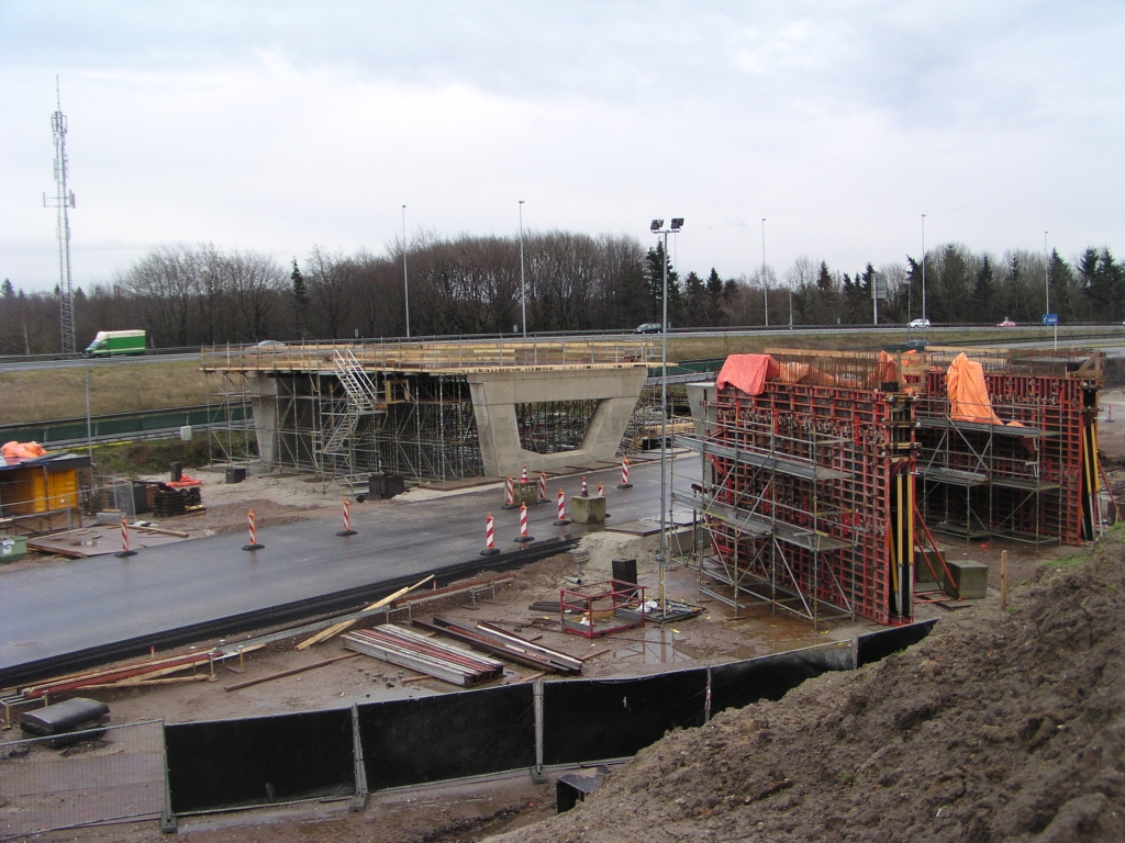 p1050004.jpg - Situatie viaduct aansluiting Strijp/Centrum. Op de twee ZOAB deklagen na, is het parallelbaan asfalt gereed.  week 200750 