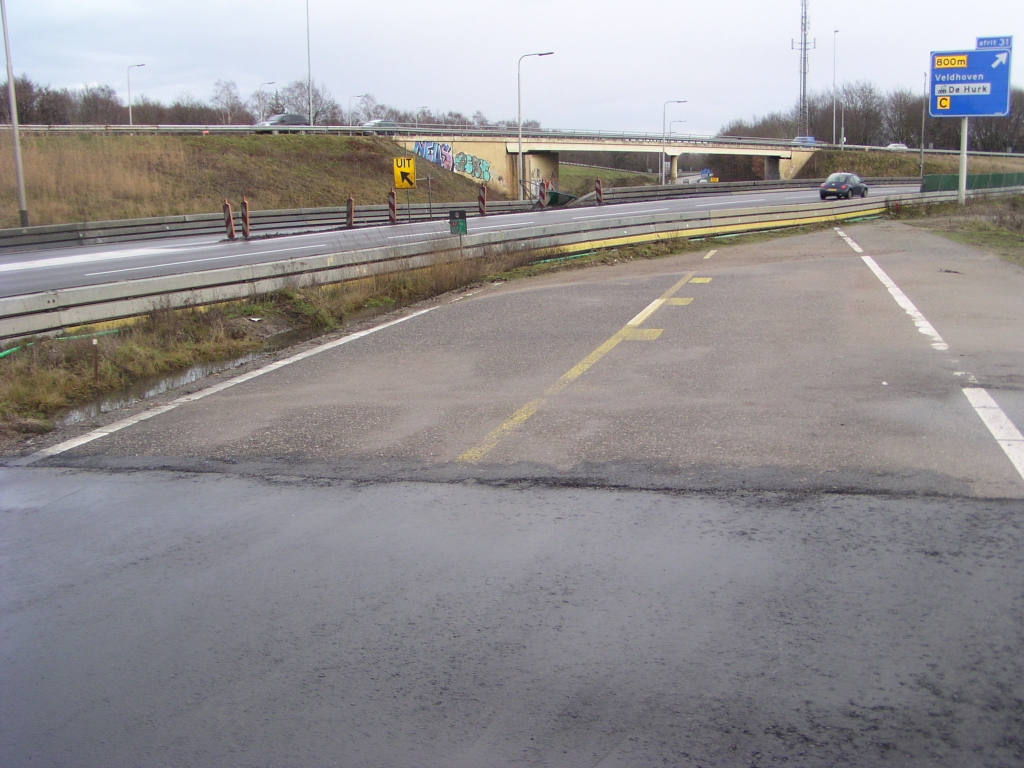 p1050006.jpg - Detail van de naad tussen nieuw en oud asfalt. De betonplaten beginnen overigens pas onder het viaduct.