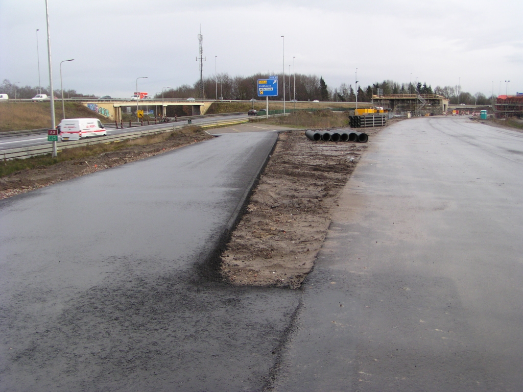 p1050007.jpg - De tijdelijke linker uitvoeger vanaf de parallelbaan naar de voorheen rijksweg 63 richting Strijp/Centrum is reeds aangesloten op de oude uitvoeger.