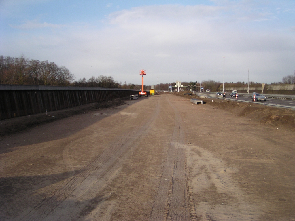p1050011.jpg - Geluidscherm goeddeels gereed aan de parallelbaan even ten noorden van het viaduct Welschapsedijk.  week 200746 