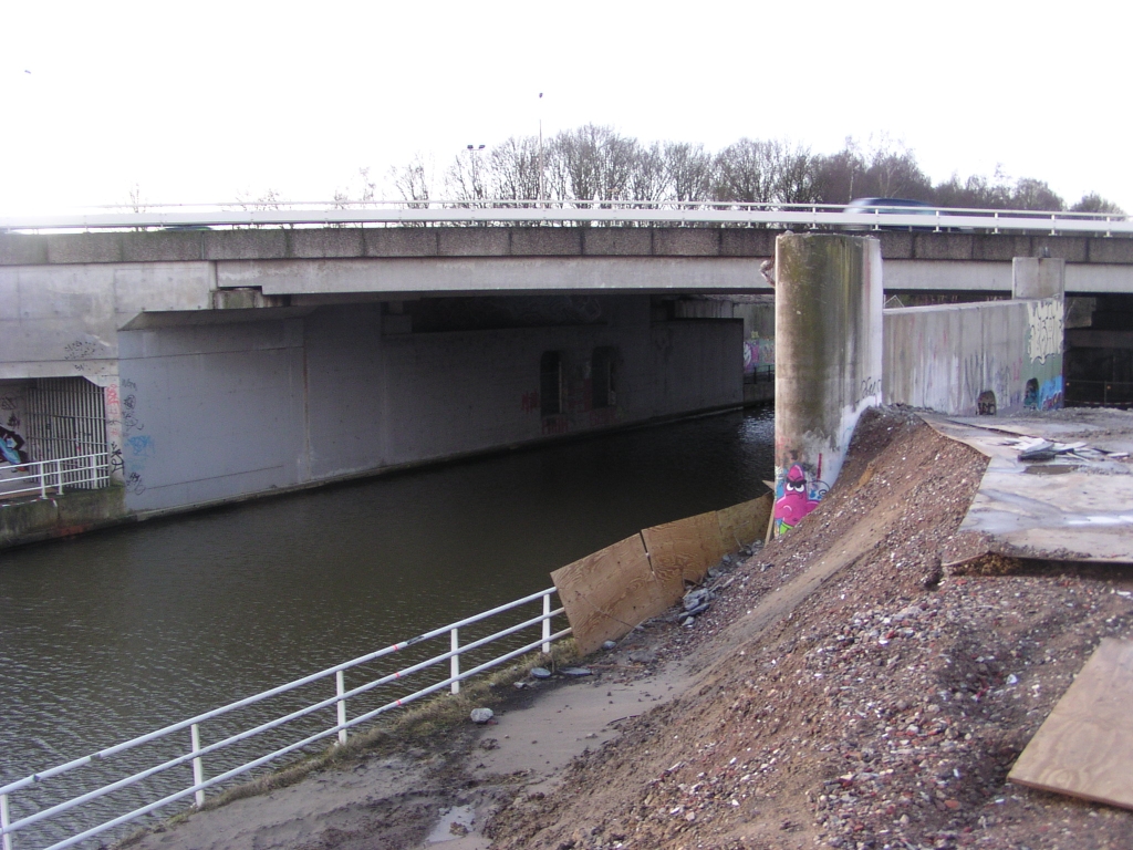 p1050012.jpg - Blik over het Beatrixkanaal nabij de gesloopte oostelijke brug. De pilaar zal ook wel verdwijnen.