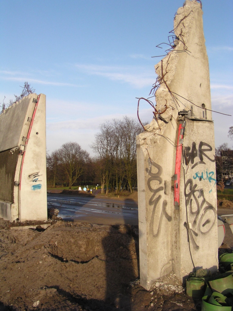 p1050014.jpg - De gedeeltelijke sloop van de geluidsschermen nabij de wijk Lievendaal is naar verluidt alleen om toegang te verschaffen voor werkverkeer. De parallelbaan die gedeeltelijk achter het oude scherm wordt aangelegd, zou pas in gebruik mogen worden genomen als er een nieuw, 8 meter hoog, scherm is gebouwd.