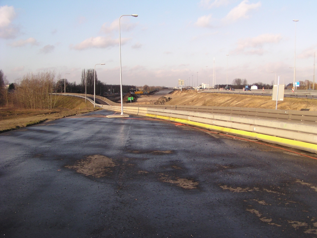 p1060003.jpg - De toerit Veldhoven zuid in de richting A67 is met een flinke golfbaanbeweging verlegd over de parallelbaan. In de nieuwe situatie wordt de toerit een stuk korter en komt ook iets dichter tegen de parallelbaan aan te liggen.