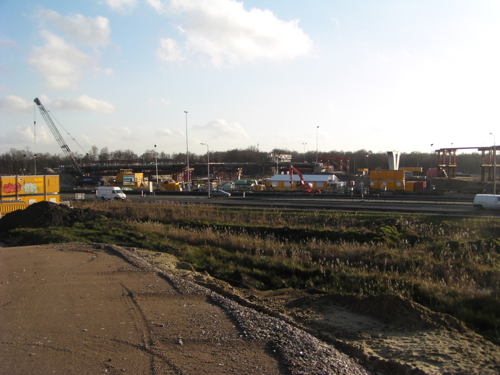 p1060006.jpg - Van de A67 Antwerpen->Venlo brug over de Dommel is de bekisting al gedeeltelijk verwijderd.  week 200749 