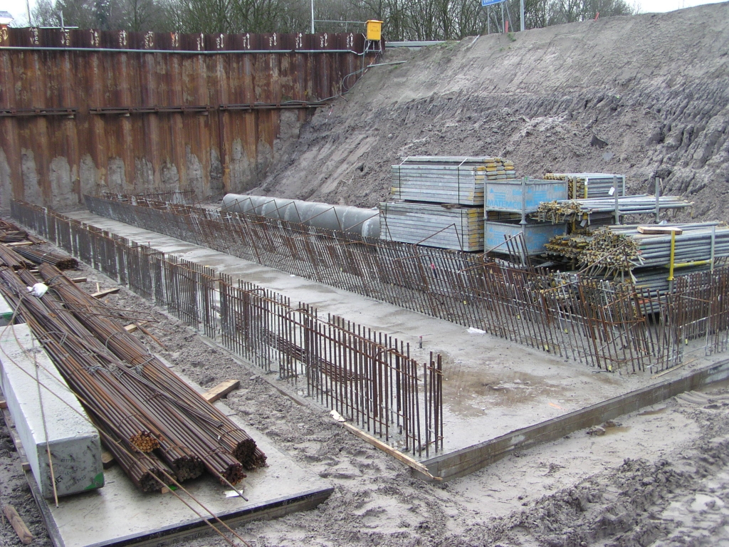 p1120001.jpg - Fundering gereed van het westelijke landhoofd voor het viaduct aansluiting airport.  