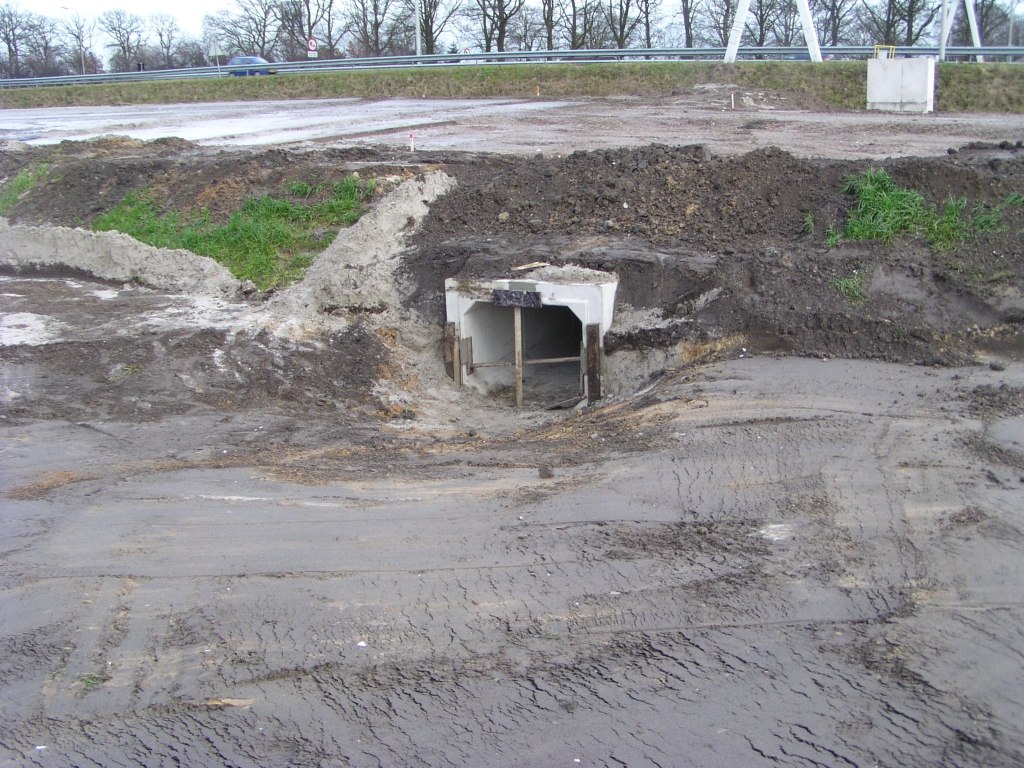 p1120007.jpg - De amfibietunnel onder de parallelbaan tussen Oirschotse dijk en de aansluiting airport is goeddeels ingegraven zodat het gesloopte asfalt kan worden vervangen door nieuw.  week 200750 