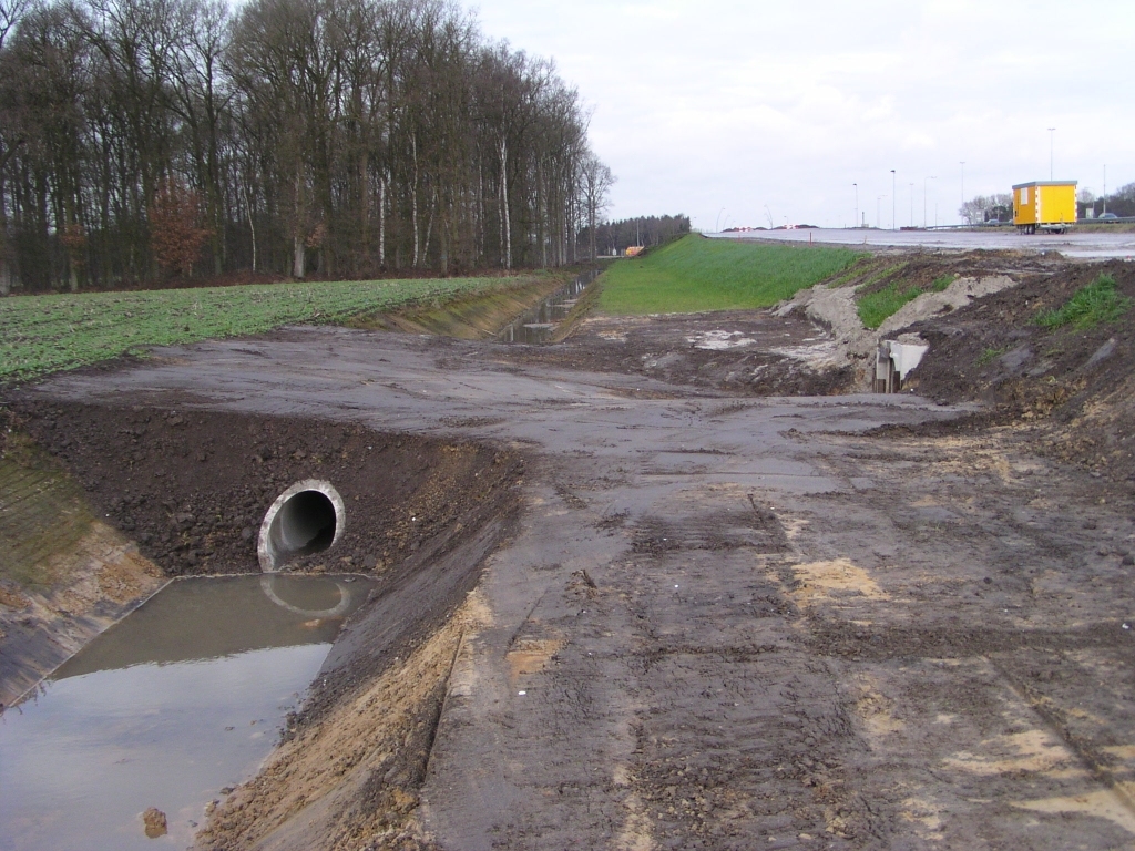 p1120008.jpg - Ten behoeve van de amfibietunnel is een aansluiting op het ONWN (onderliggend natuurwegen net) gerealiseerd. De aansluiting is ruim gedimensioneerd zodat de congestiekans aanvaardbaar is.