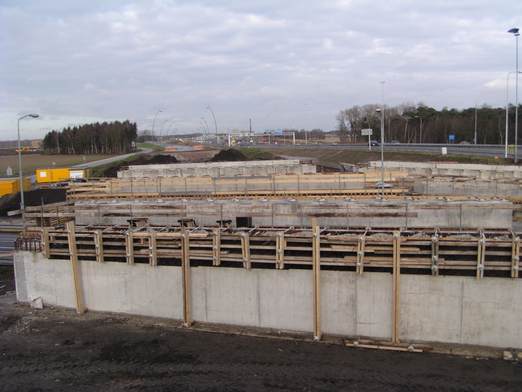 p1120011.jpg - Op de  Actuele werkzaamheden  pagina:  De Oirschotsedijk onder de A2 is gedurende het gehele weekend afgesloten voor zowel auto’s als fietsers. De afsluiting duurt van vrijdagavond 18 januari 19.00 uur tot maandagochtend 21 januari 07.00 uur.  En jawel de steunen zijn bijna klaar dus we concluderen hoopvol dat in dat weekend de liggers geplaatst gaan worden. Hier het parallelbaan west beton.