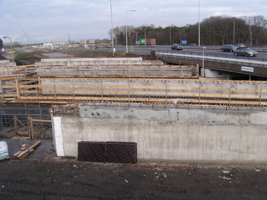p1120012.jpg - En ook het hoofdrijbaan west betonwerk lijkt gereed voor het plaatsen van liggers volgende week.