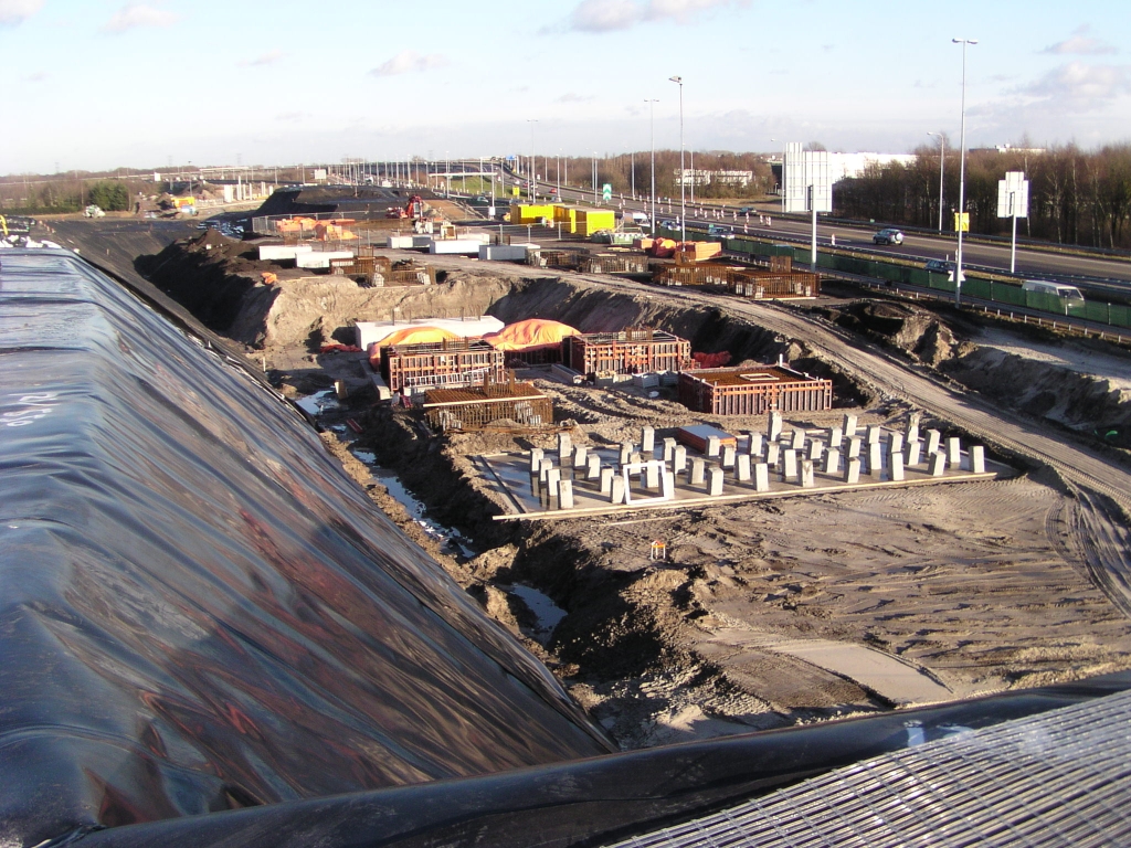 p1120023.jpg - Ons vaste panoramapunt in de weefvakken tussen Kp.'s Ekkerswijer en Batadorp. De animatiefilmpjes die te zien zijn in het RWS Infocentrum zijn onmisbaar om te begrijpen hoe de betonconstructies gaan worden.  week 200752 