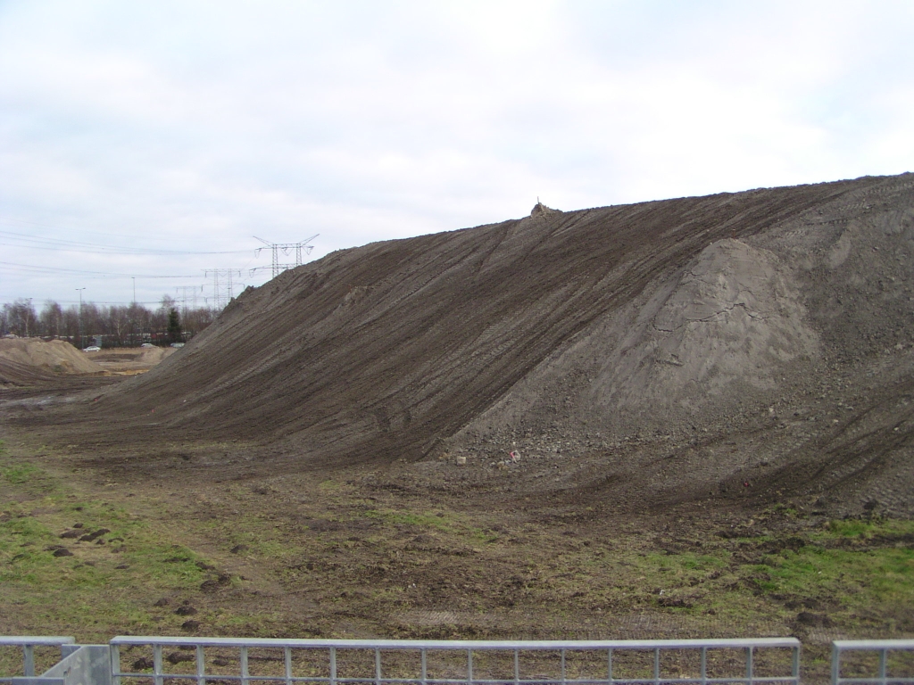 p1130002.jpg - Het zicht vanaf het parkeerdek bij de Ikea wordt goeddeels gedomineerd door de grondterp die het verkeer vanaf de Kennedylaan op niveau 2 over de A50 hoofdrijbanen gaat leiden.  week 200750 