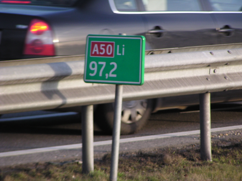 p1130008.jpg - Laatste hm paaltje van de A50 in de huidige situatie.