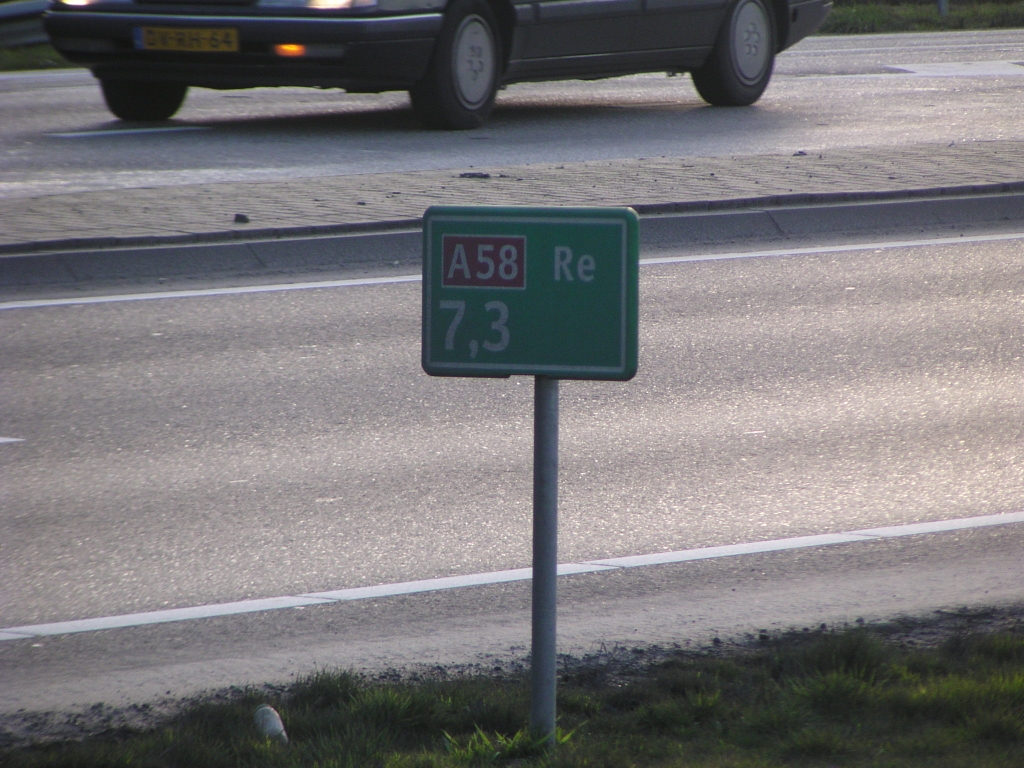 p1130010.jpg - Eerste hm paaltje bij het begin van de A58 vlakbij de VRI geregelde kruising met de A50.