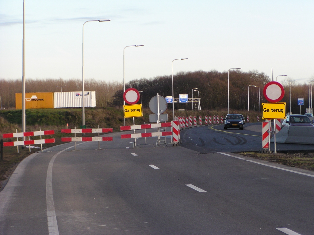 p1130015.jpg - Ook afritten voor bouwverkeer hebben antispookrij voorzieningen.