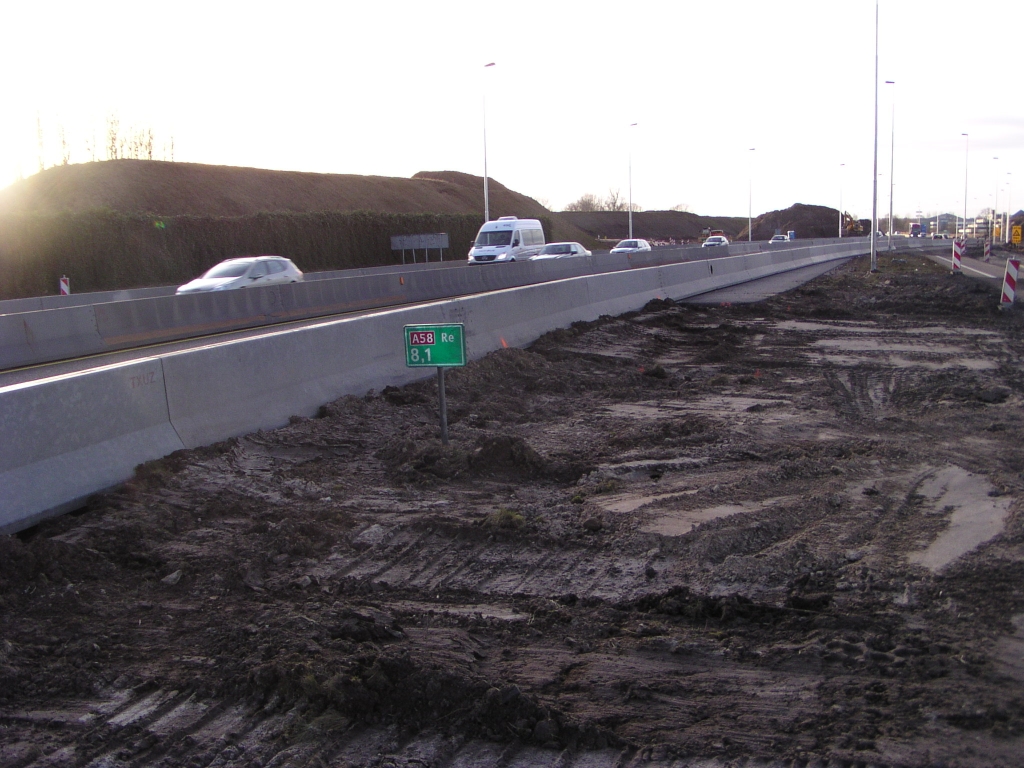 p1130020.jpg - Bij het verslingeren van de A58 worden de hm paaltjes keurig netjes meeverplaatst.