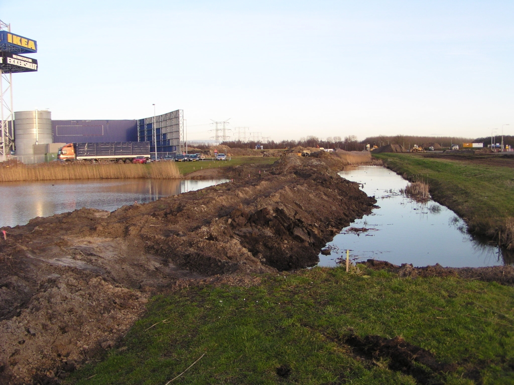 p1130023.jpg - Ogenschijnlijk chaotisch geplaatste piketpaaltjes maken niet echt duidelijk hoe de afrit vanaf de A50 uit de richting Nijmegen naar de aansluiting Ekkersrijt gaat lopen.