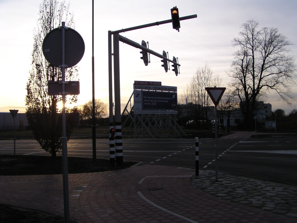 p1130024.jpg - Nog een zweepmast voor fietsers, nu op Ekkersrijt 6000 aan de noordzijde van het bedrijventerrein. De tekst op het reclamebord wordt foutief zodra de omnummering A58->A50 tussen Ekkersijt en Ekkerswijer een feit is.