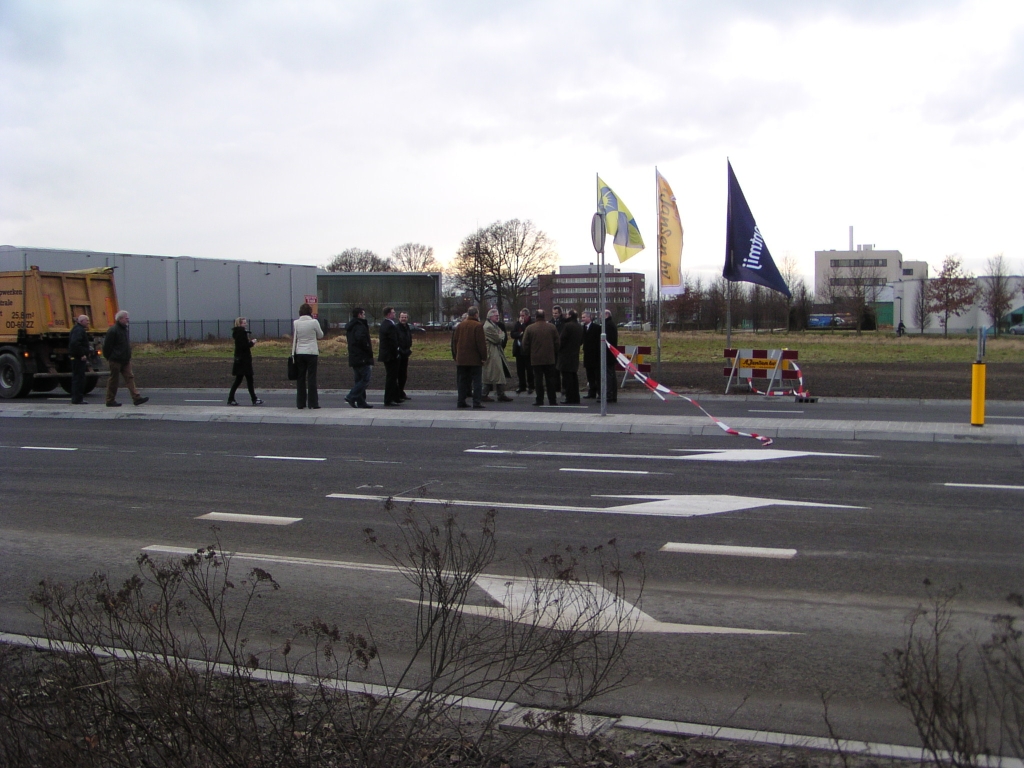 p1160006.jpg - Maar gelukkig is de burgemeester (in grijze jas) uit het zandtransport voertuig gestapt om eenieder de hand te schudden. Welke spetterende voorstelling zal de gemeente Son en Breugel in petto hebben bij de opening van het "Kp." A50/A58?