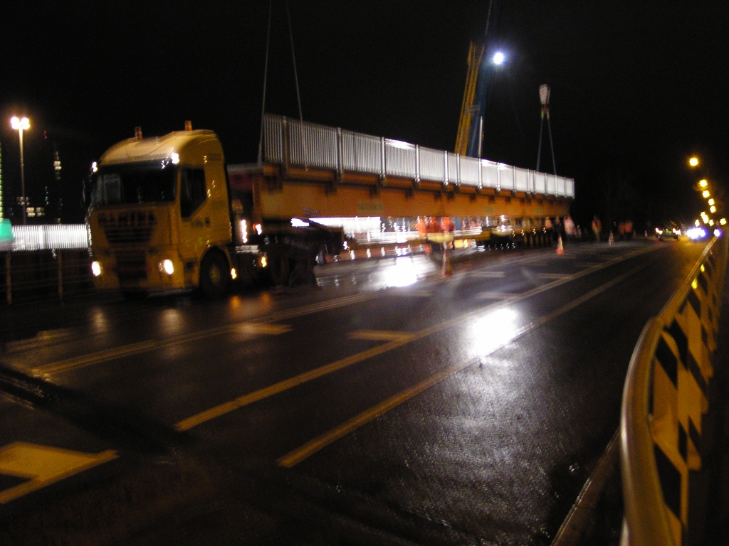 p1180001.jpg - Vrijdagavond rond 22:00 werd reeds het laatste deel van de hulpbrug naast de O.L. Vrouwedijk (ook Dommelstraat genoemd) geplaatst over de A67 pal ten westen van Kp. de Hogt. Op dit punt moet het verkeer komende vanuit de richting Antwerpen gaan kiezen uit vier richtingen, zodat de A67 zuidbaan hier 4 stroken breed wordt. Dit maakt verlenging van het huidige viaduct noodzakelijk.