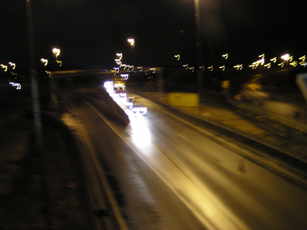 p1180003.jpg - Een rijkswaterstaat voertuig met daarin een bevoegd politie ambtenaar brengt het verkeer op de A67 vanuit de richting Venlo tot stilstand.