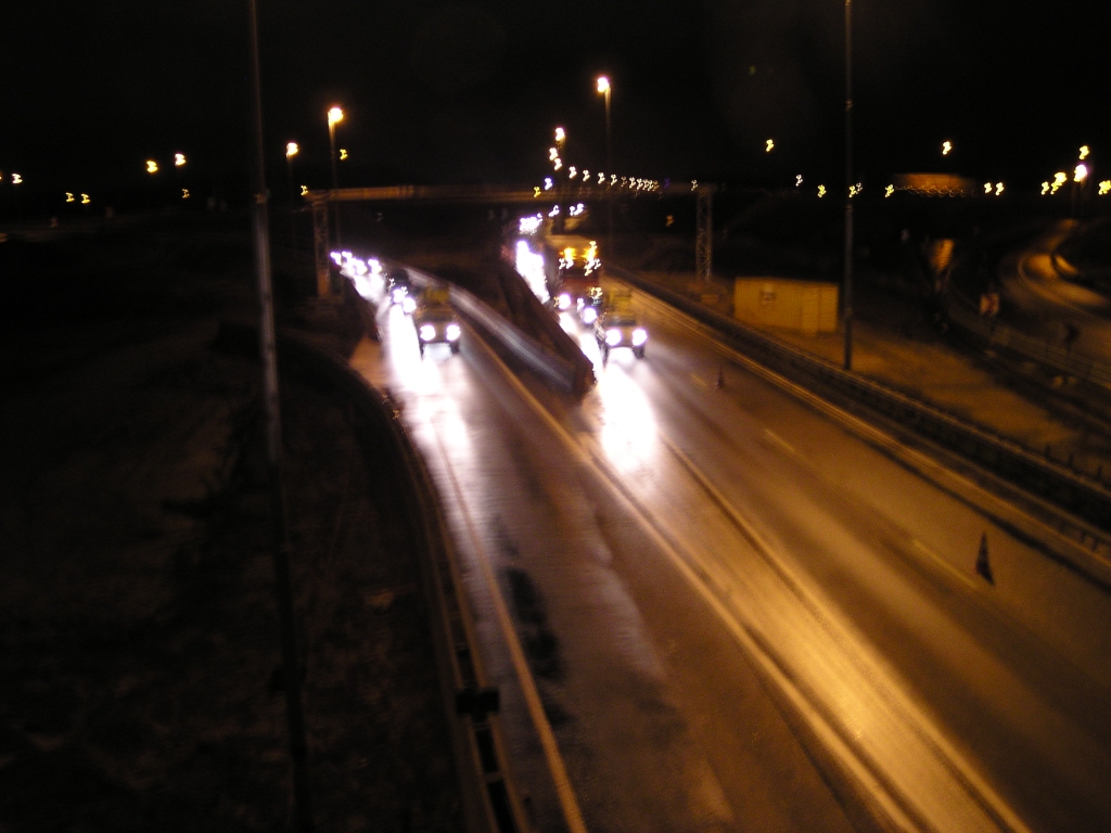 p1180004.jpg - Enkele ogenblikken later wordt ook het verkeer vanuit de richting Amsterdam tot stoppen gedwongen.