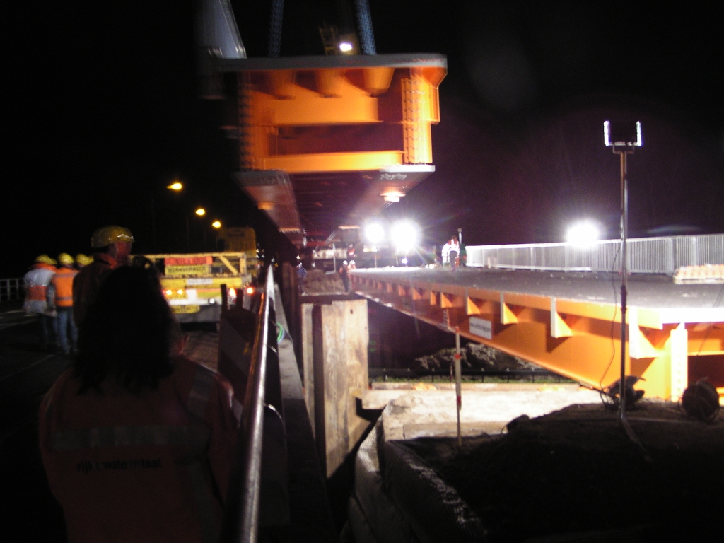 p1180005.jpg - Met alle politiestops actief, kan worden overgegaan tot inhijsen van het hulpbrugdeel. Ook in reflecterende kleding bestaat een kleurcode: de persoon links in wit/oranje is een transportbegeleider.