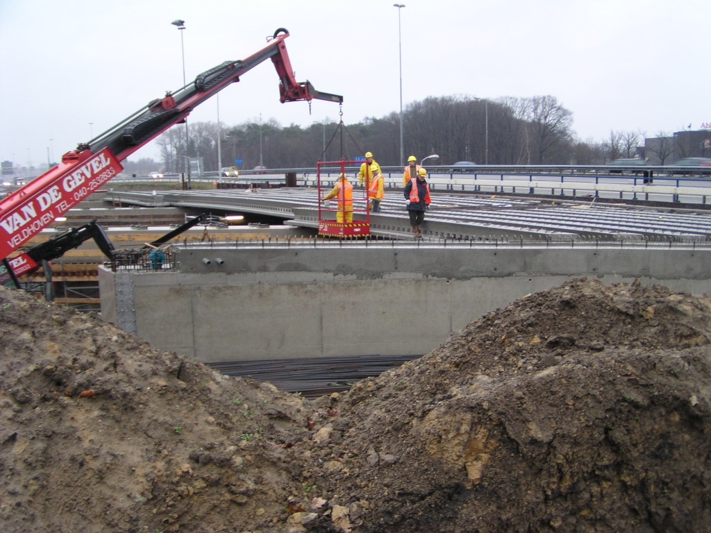 p1190014.jpg - De eerste ligger op luttele afstand van het verkeer op de A2 werd op zaterdagochtend omstreeks zes uur geplaatst, zodat we meteen de spannendste actie gemist hebben.