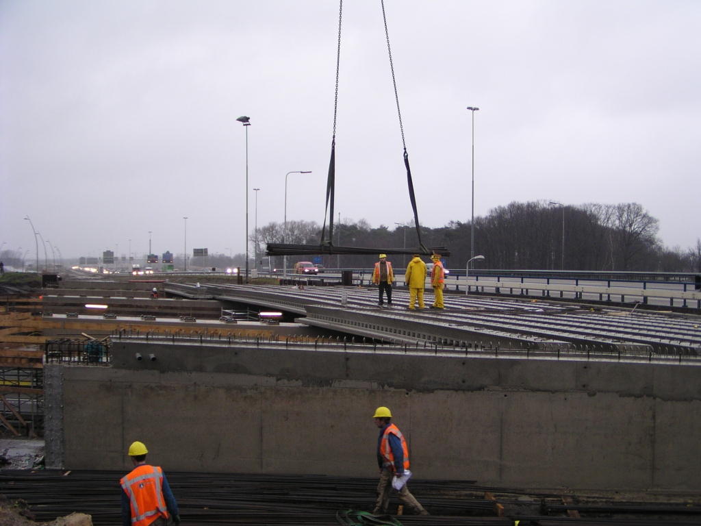 p1190015.jpg - Aanvoer van betonstaal voor de dwars voorspantechniek.