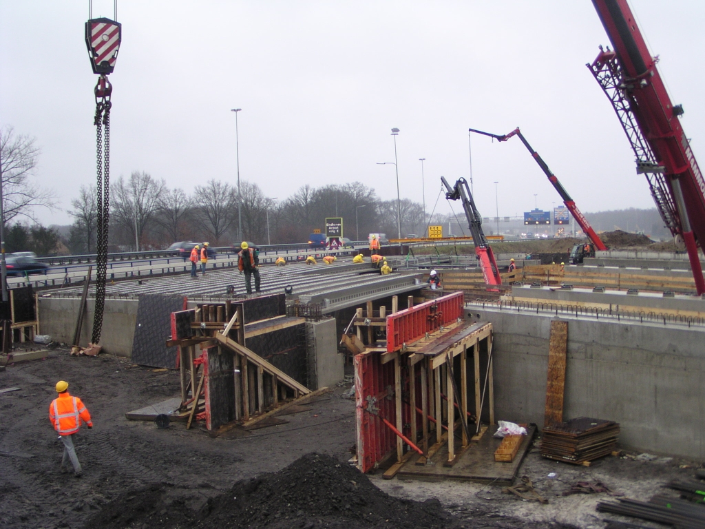 p1190025.jpg - Zicht vanaf het noordelijk landhoofd op de voortgang van de actie. Fietspad overspanning hoofdrijbaan viaduct is gereed. De planning is het gehele hoofdrijbaan viaduct vandaag (zaterdag) gereed te hebben. De foto is genomen om 15:30.