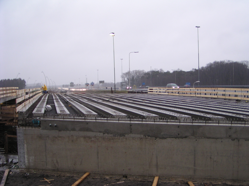 p1200008.jpg - Alle liggers geplaatst voor hoofdrijbaan viaduct.