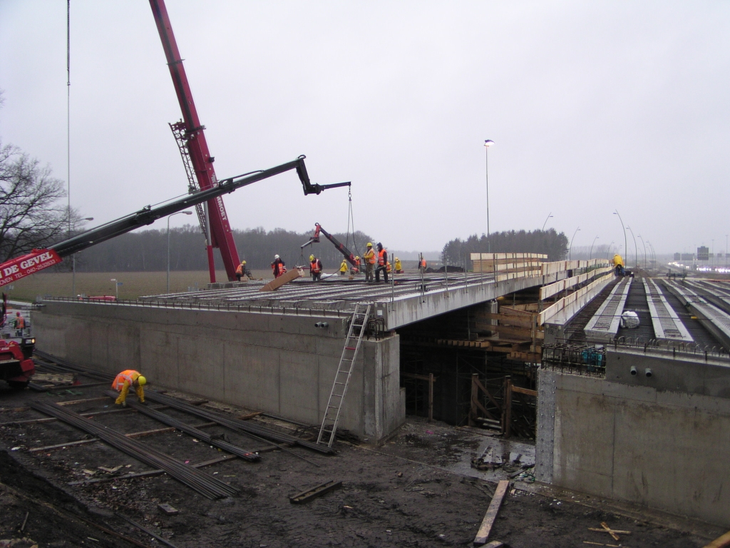 p1200009.jpg - Parallelbaan viaduct gaat het ook makkelijk halen vandaag.